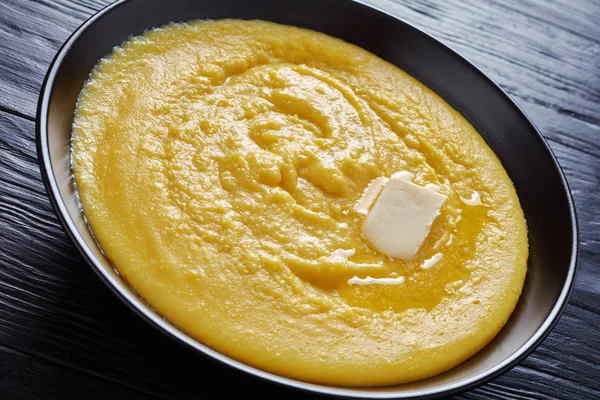 Polenta Harina Maíz Italiana Caliente Con Mantequilla Derretida Tazón Sobre — Foto de Stock