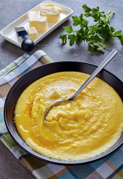 Polenta Con Mantequilla Derretida Bol Una Servilleta Con Cuchara Plata — Foto de Stock