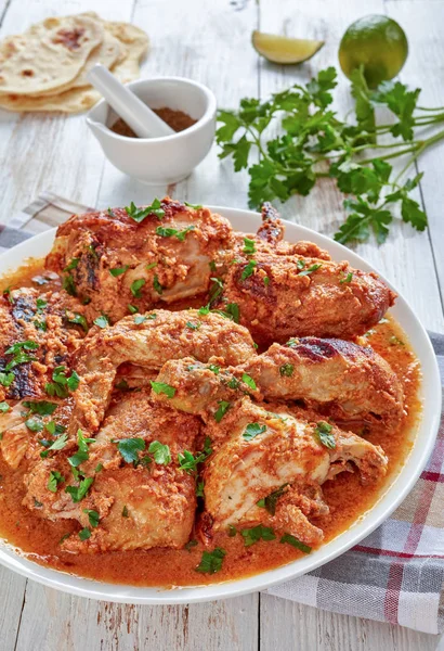 Frango grelhado cozido em molho de leite de coco — Fotografia de Stock