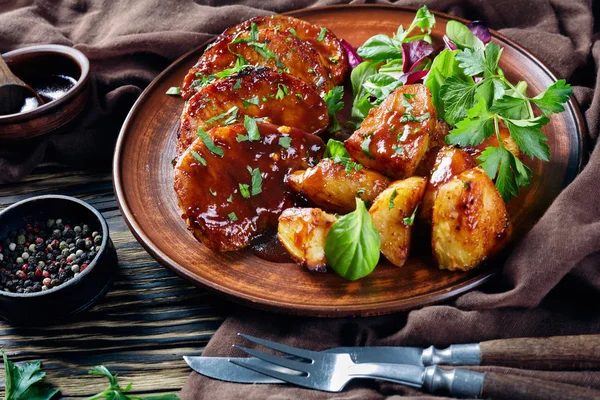 Primer plano de las jugosas chuletas de cerdo, vista superior — Foto de Stock