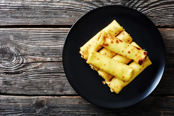 Sabrosos rollos de crepes con relleno de queso crema — Foto de Stock