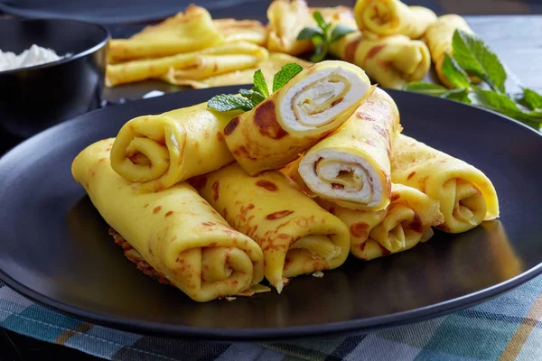 Crepes enrolar preenchido com queijo branco doce — Fotografia de Stock