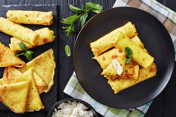 Crepes enrolar preenchido com queijo branco doce — Fotografia de Stock