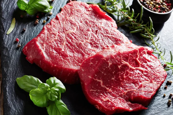 Daging sapi mentah steak pada nampan slate hitam — Stok Foto