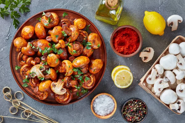 Pimentón de ajo español Champiñón en un plato —  Fotos de Stock