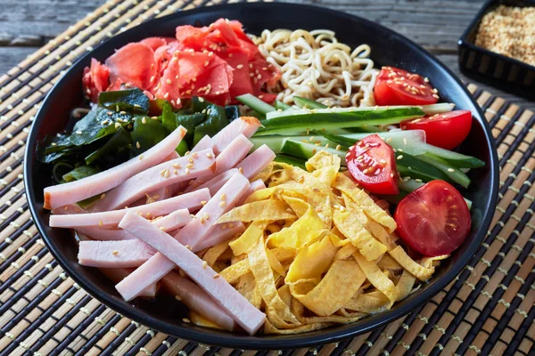 Hiyashi chuka, kalter Ramen mit Schinken und Ei — Stockfoto