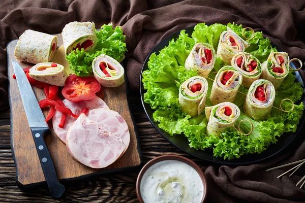 Skivad smörgås wraps med skinka och grönsaker — Stockfoto