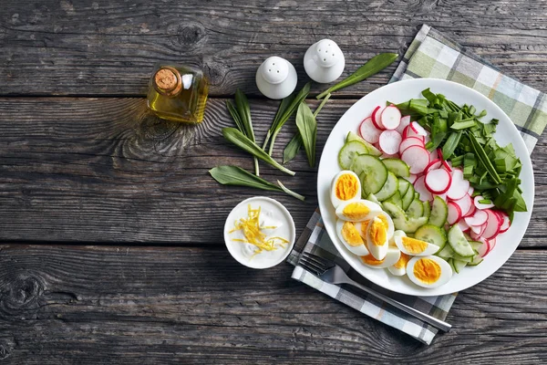 Весенний салат из дикого чеснока — стоковое фото