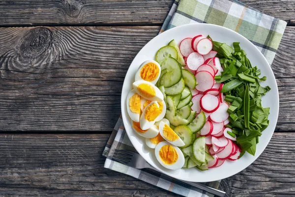Салат из свежей зелени, яйца варёные — стоковое фото