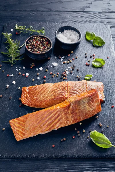 Bife de salmão assado com ervas aromáticas, sal — Fotografia de Stock