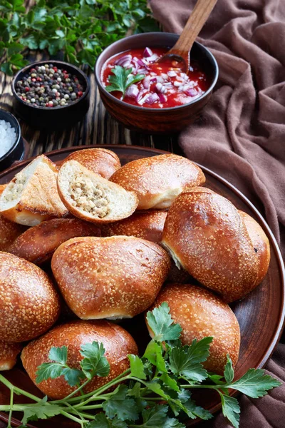 Nybakade jästdegsbullar med kött — Stockfoto