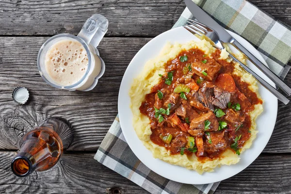 Purê de batata coberto com ensopado de carne irlandesa — Fotografia de Stock