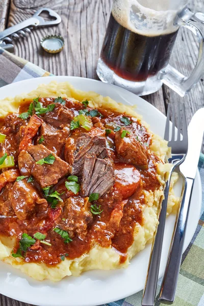 Purê de batata coberto com ensopado de carne irlandesa — Fotografia de Stock