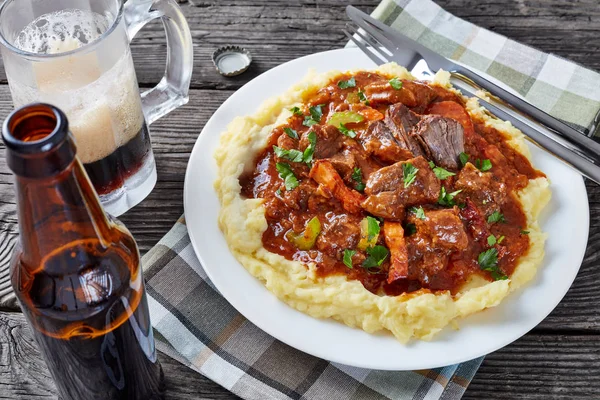 Purê de batata coberto com ensopado de cerveja irlandesa — Fotografia de Stock