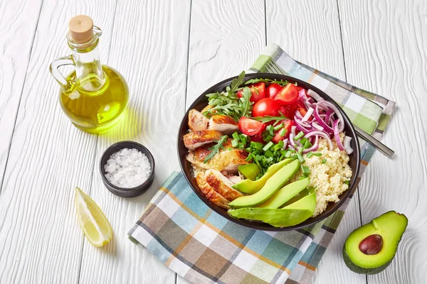 クスクスと野菜を持つ健康な鶏のボウル — ストック写真