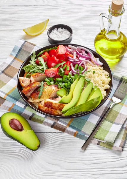 Tazón de pollo con cuscús, verduras y verduras —  Fotos de Stock