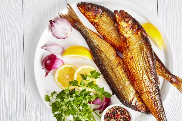 Arenques ahumados calientes en un plato blanco — Foto de Stock