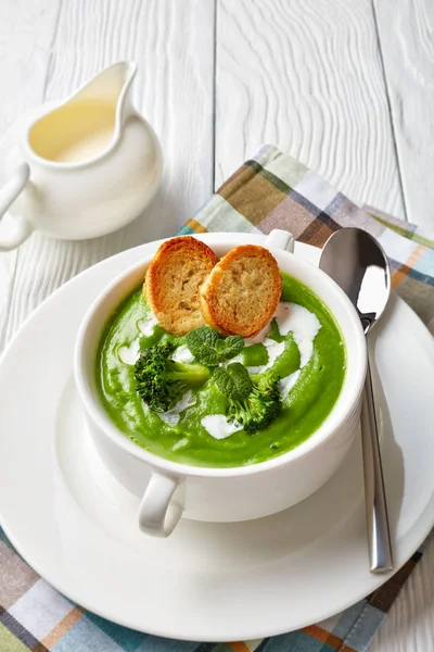 Sopa de creme de brócolis em uma tigela branca — Fotografia de Stock