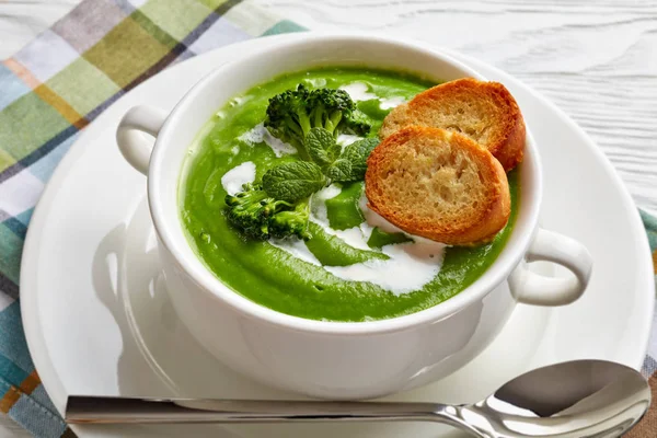 Nahaufnahme von Brokkoli-Cremesuppe in Schüssel — Stockfoto