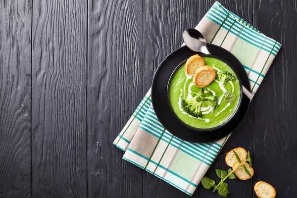 Brokoli krim sup dengan mint segar, top view — Stok Foto