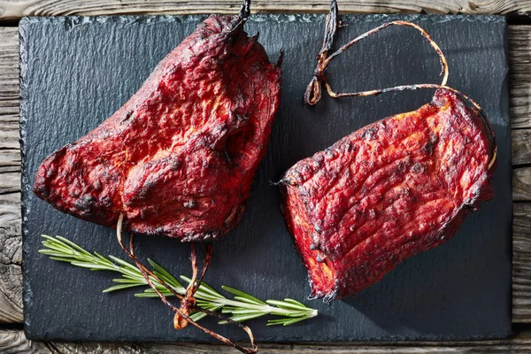 Dua potong daging panggang daging babi panggang asap — Stok Foto