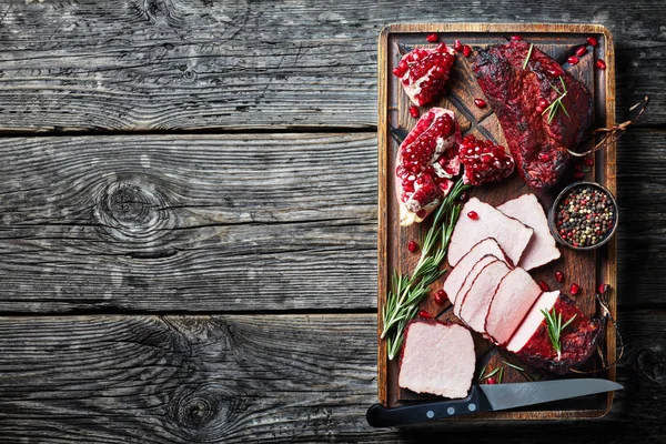 Lombo macio de carne de churrasco defumado em uma placa de madeira — Fotografia de Stock
