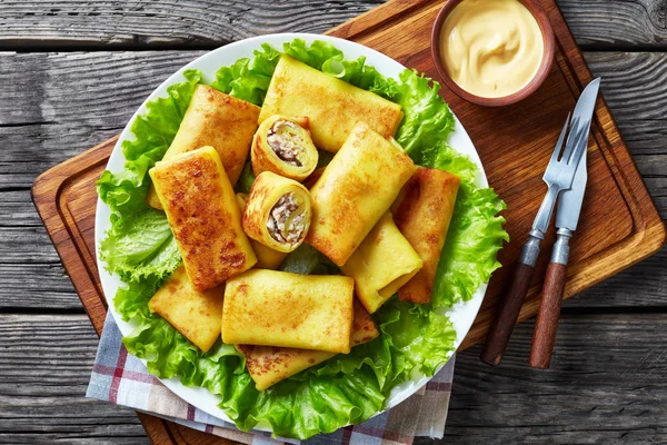 Primer plano de rollos de crepe con carne de pollo molida — Foto de Stock