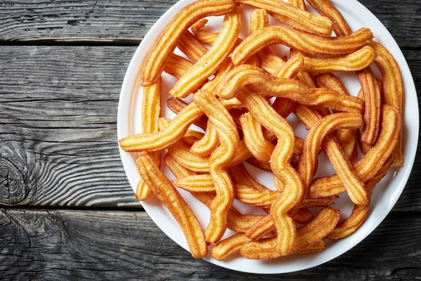 Churros de postre español en bandeja blanca —  Fotos de Stock