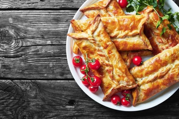 Molho de frango e baje recheado de massa folhada Borek — Fotografia de Stock