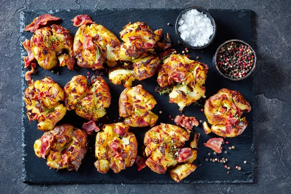 Choque de patatas nuevas calientes en una pizarra —  Fotos de Stock