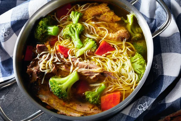 Soupe de nouilles au poulet avec brocoli dans une casserole — Photo