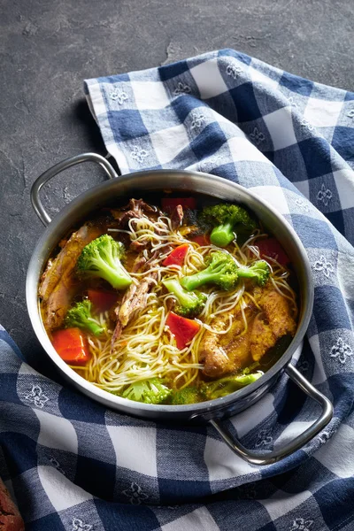 Soupe de nouilles au poulet avec brocoli dans une casserole — Photo