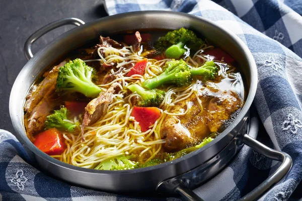 Primer plano de la sopa de pollo de brócoli, vista superior — Foto de Stock