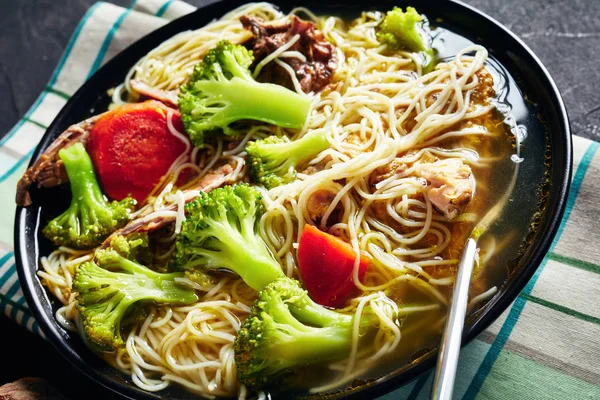 Sopa de fideos de pollo cocido lento, vista superior — Foto de Stock