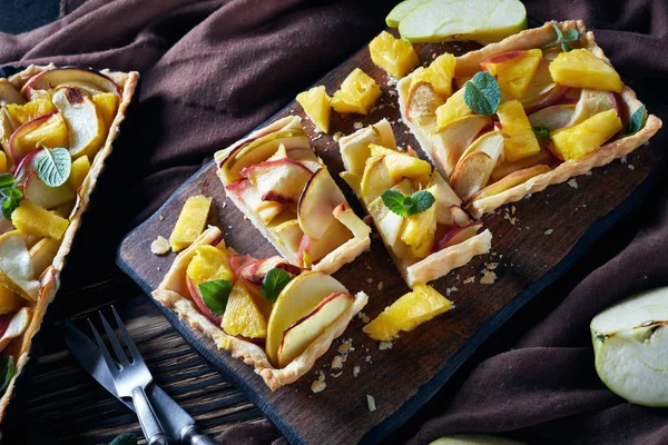 Crostata dolce all'ananas e mela francese, primo piano — Foto Stock
