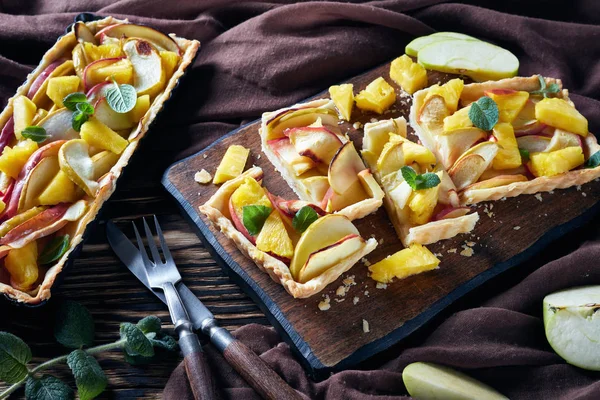 Crostate dolci di ananas e mela appena sfornate — Foto Stock