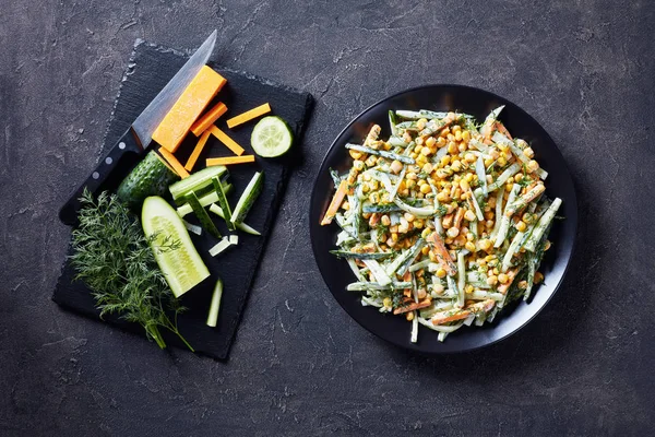 Bir tabakta kolay salatalık mısır peyniri salatası — Stok fotoğraf