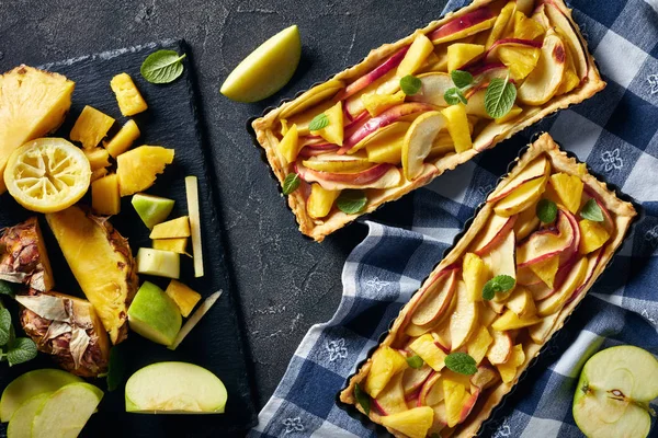 Tarte sucrée à l'ananas et aux pommes sur une table — Photo