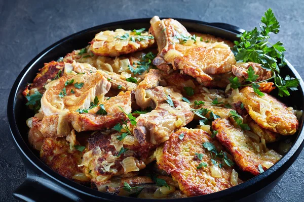 Chuletas de cerdo fritas y estofado marrón de hachís — Foto de Stock