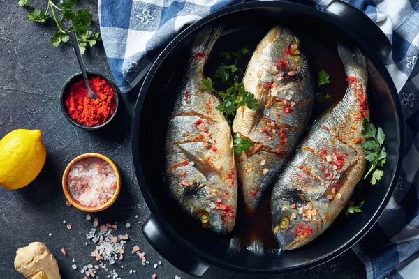 Pescados dorados crudos marinado con especias, flatlay — Foto de Stock