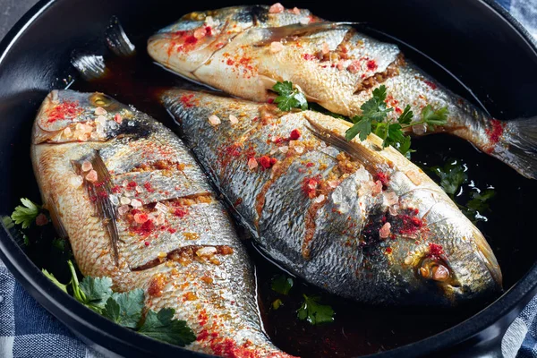 Três peixes dorados crus marinados com especiarias — Fotografia de Stock