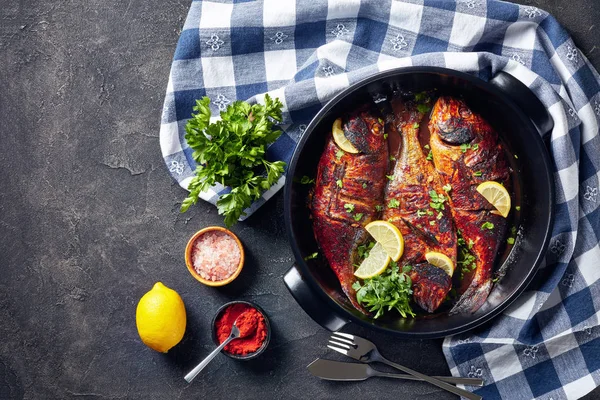 Peixe dorado recentemente grelhado em um prato — Fotografia de Stock