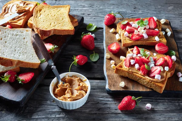 Сладкие тосты с арахисовым маслом и клубникой — стоковое фото