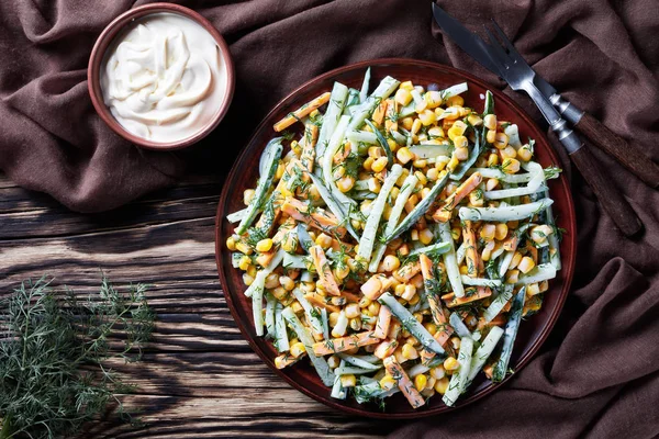 Primer plano de ensalada de eneldo de queso de maíz pepino — Foto de Stock