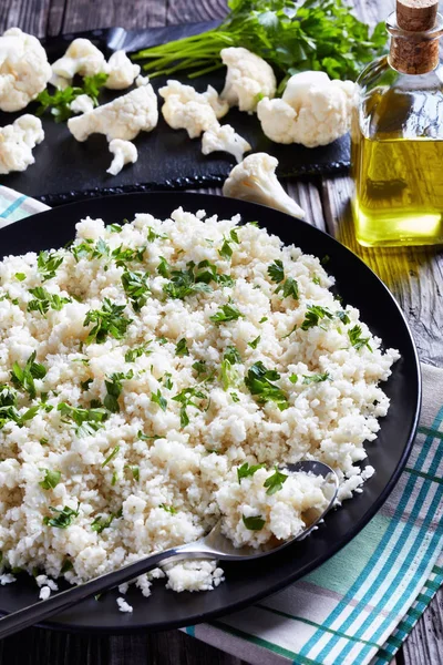 Close-up van smakelijke bloemkoolrijst of couscous — Stockfoto