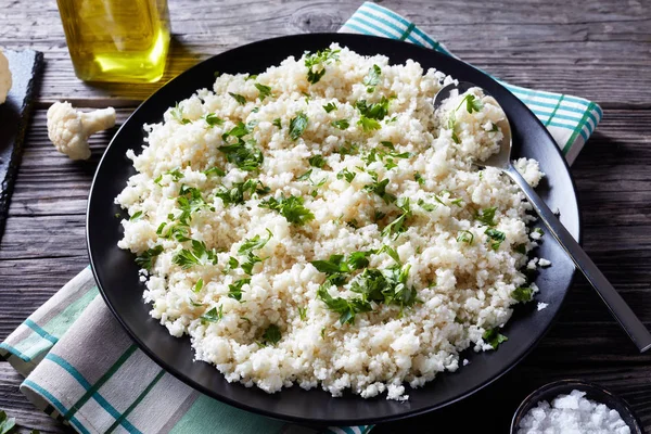 Close-up van smakelijke bloemkoolrijst of couscous — Stockfoto