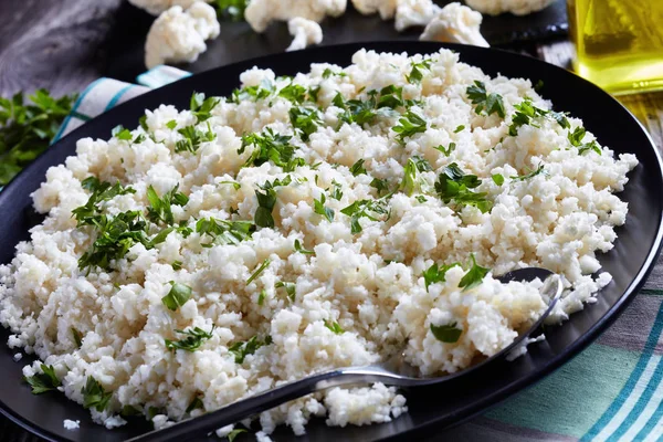 Primer plano de sabroso arroz de coliflor o cuscús — Foto de Stock