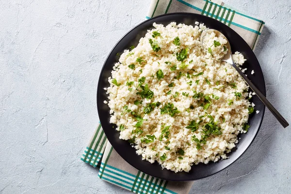 Arroz de coliflor o cuscús en un tazón — Foto de Stock