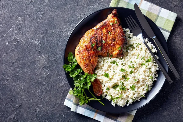 Välsmakande grillad kycklingben med blomkål ris — Stockfoto