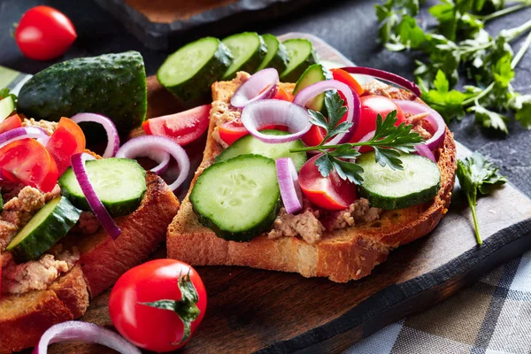 タラの肝臓のパテと野菜のオープンサンドイッチ — ストック写真
